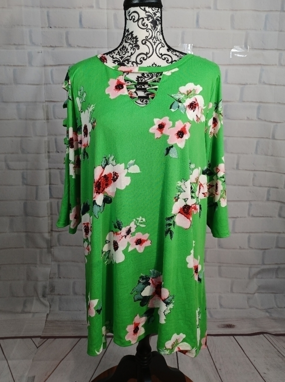 New York Laundry women's long sleeve floral print plus size 1x keyhole front b32
